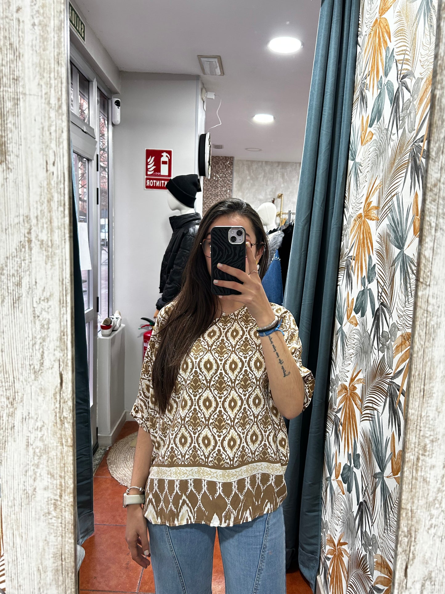 Camiseta estampada marrón